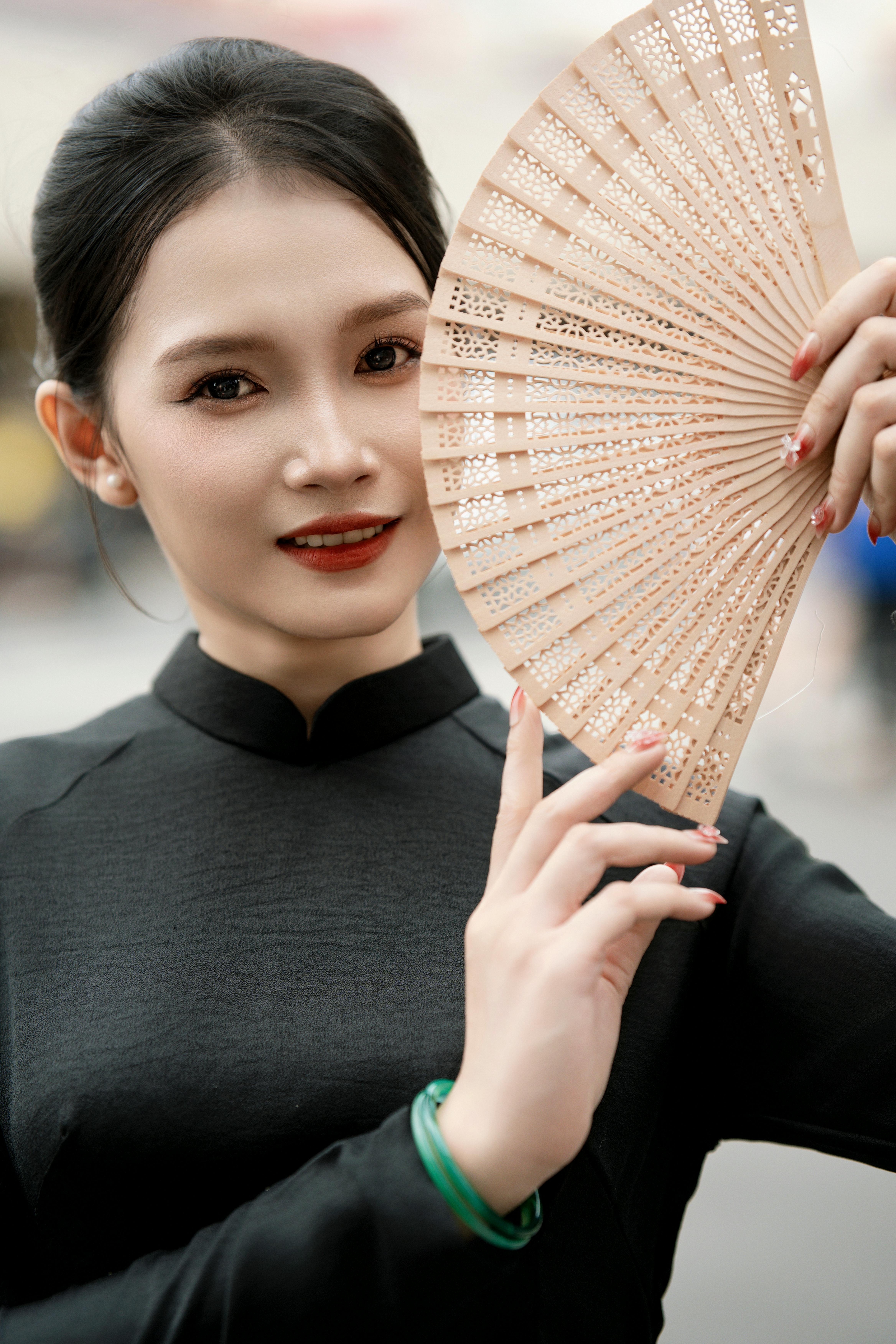 沿河的城市海报